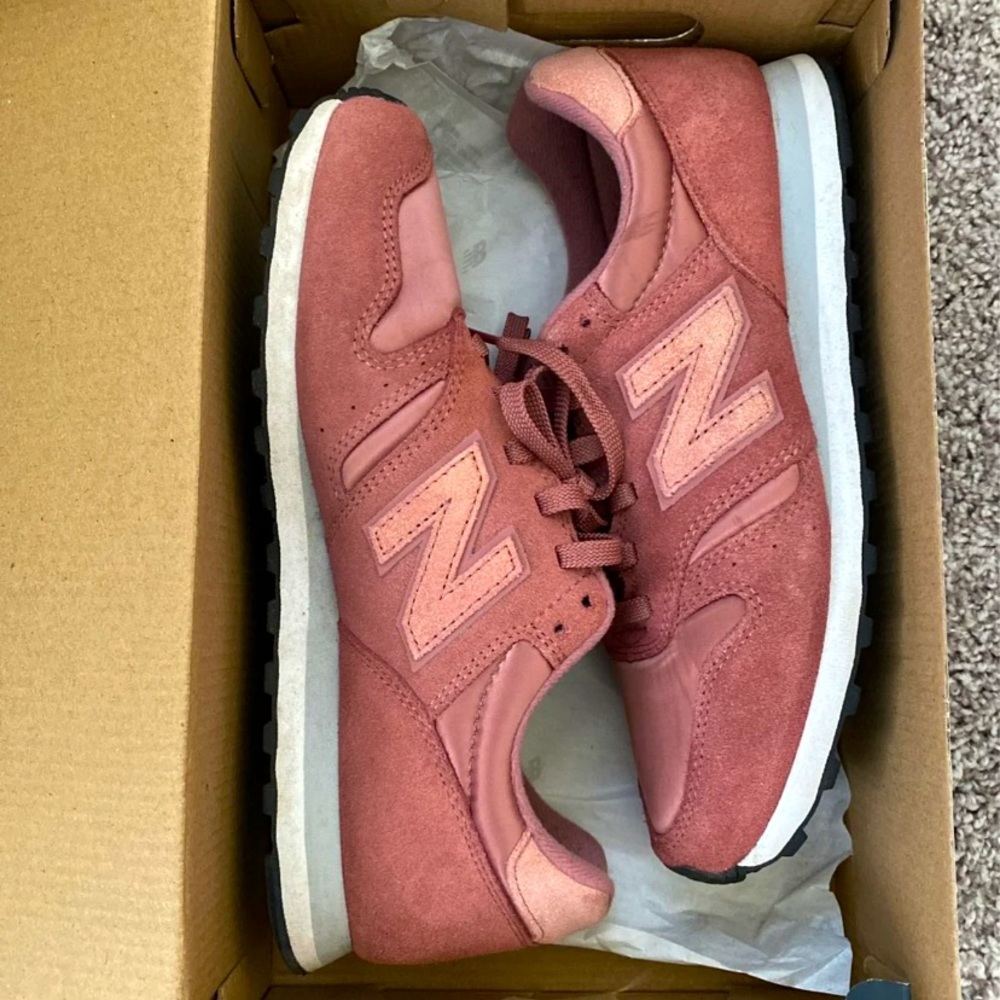 Women’s rose gold New Balance sneaker